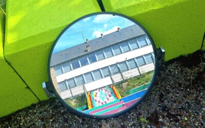 ✨ En arts plastiques, les élèves mènent un travail d’exploration autour de l’éphémère et des reflets…