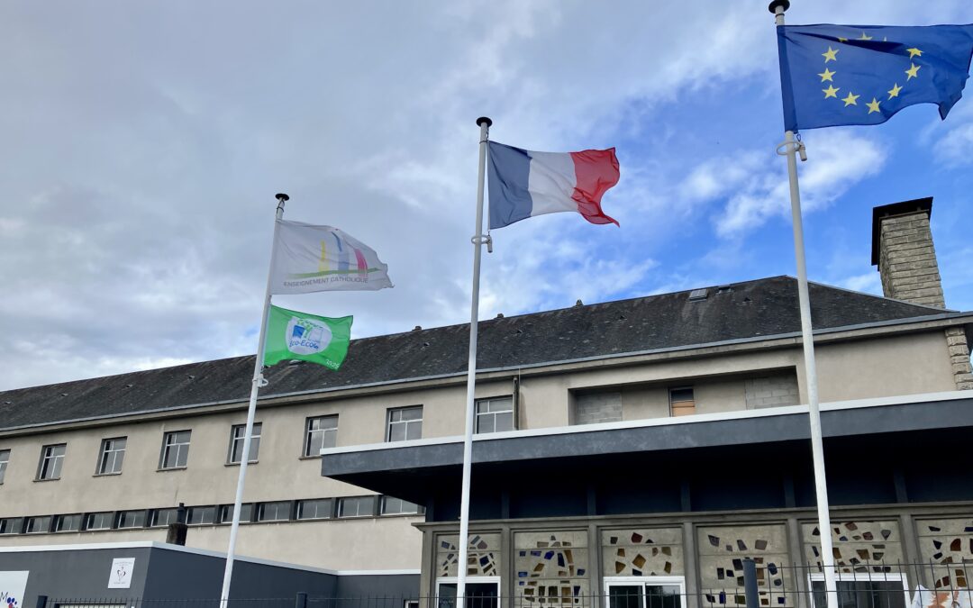 Tout l’Ensemble Scolaire Charles de Foucauld est fier de voir flotter le drapeau de notre label « Programme Éco-École », obtenu l’an dernier.