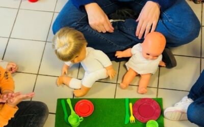 Les élèves de petite section apprennent à distribuer